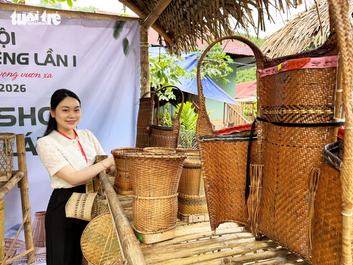Độc lạ những sản phẩm điêu khắc tuyệt đẹp từ vỏ, gỗ quế Trà Leng - Ảnh 13.