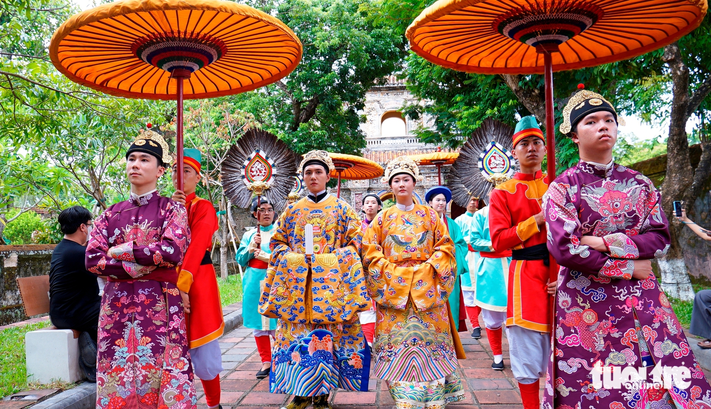 Trường Giang, Hiếu Thứ Hai… cùng bạn trẻ quảng diễn áo dài truyền thống trong Kinh thành Huế - Ảnh 1.