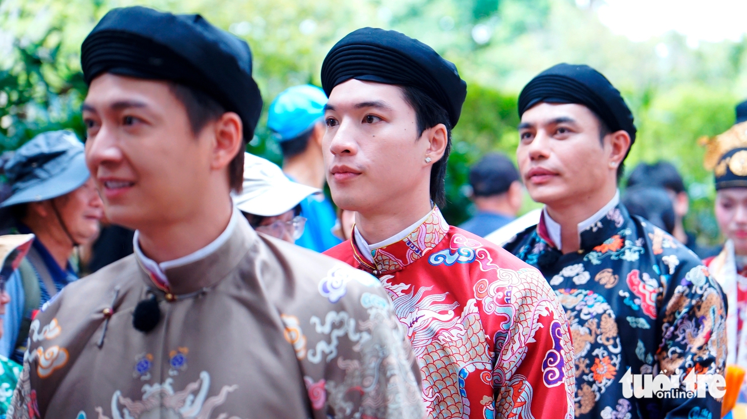 Trường Giang, Hiếu Thứ Hai… cùng bạn trẻ quảng diễn áo dài truyền thống trong Kinh thành Huế - Ảnh 3.