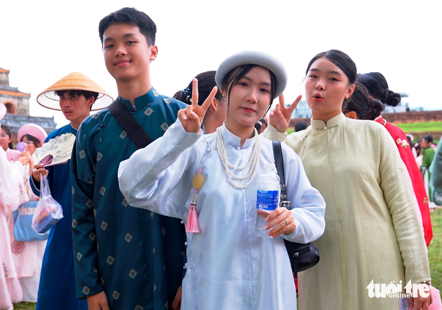 Trường Giang, Hiếu Thứ Hai… cùng bạn trẻ quảng diễn áo dài truyền thống trong Kinh thành Huế - Ảnh 4.