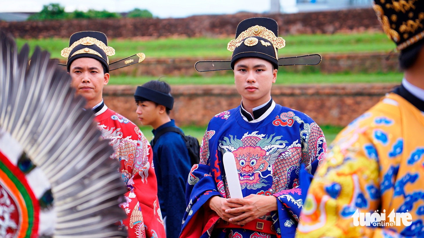 Trường Giang, Hiếu Thứ Hai… cùng bạn trẻ quảng diễn áo dài truyền thống trong Kinh thành Huế - Ảnh 5.