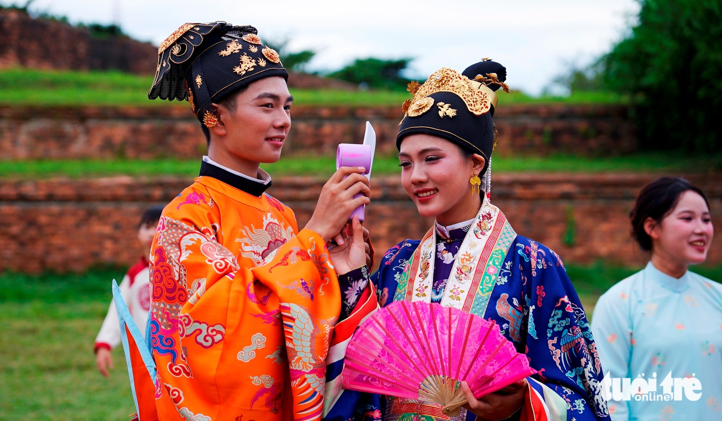 Trường Giang, Hiếu Thứ Hai… cùng bạn trẻ quảng diễn áo dài truyền thống trong Kinh thành Huế - Ảnh 9.