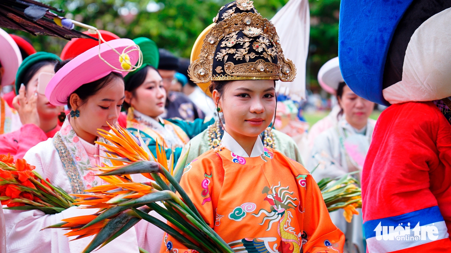 Trường Giang, Hiếu Thứ Hai… cùng bạn trẻ quảng diễn áo dài truyền thống trong Kinh thành Huế - Ảnh 11.