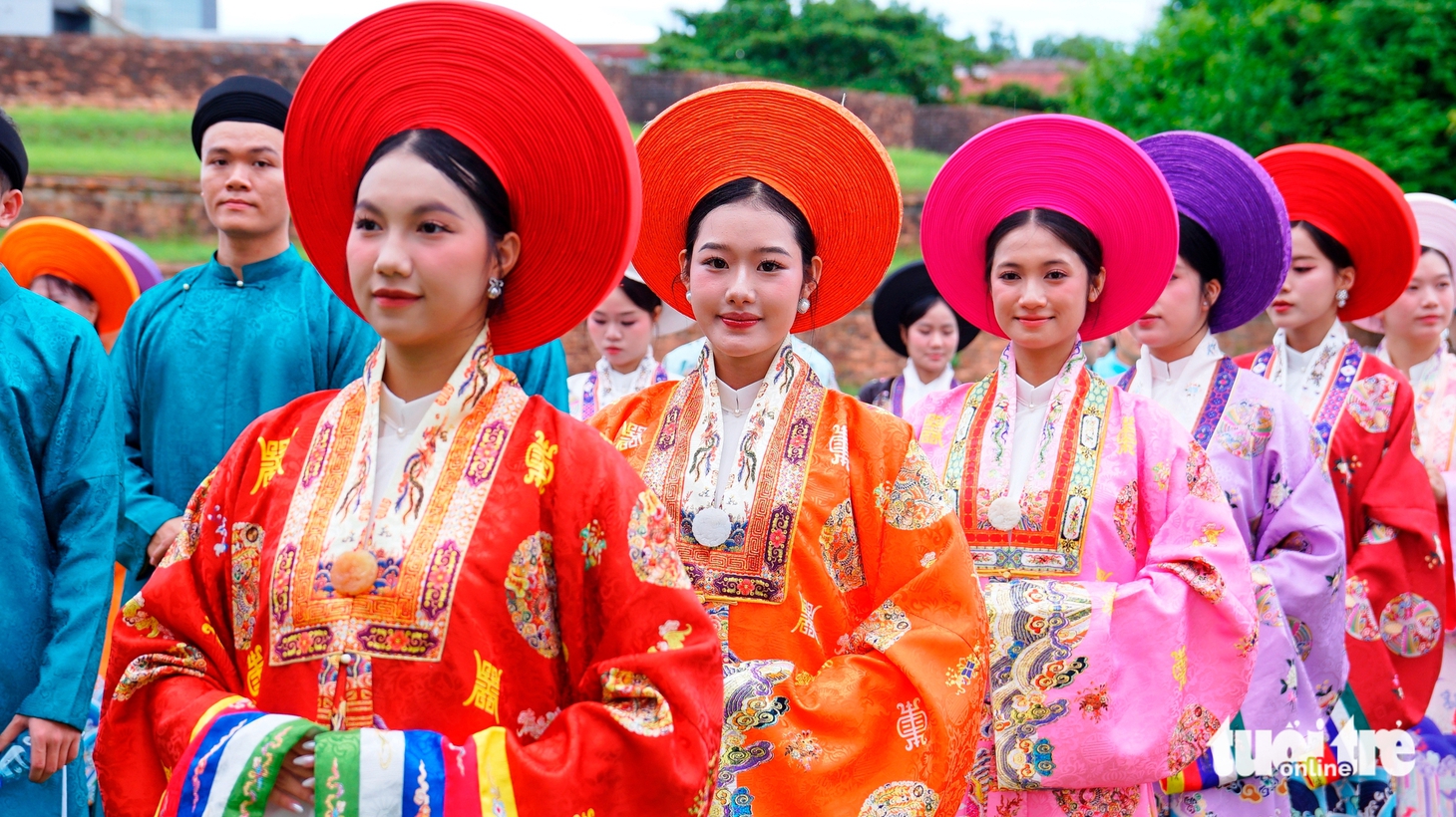 Trường Giang, Hiếu Thứ Hai… cùng bạn trẻ quảng diễn áo dài truyền thống trong Kinh thành Huế - Ảnh 12.
