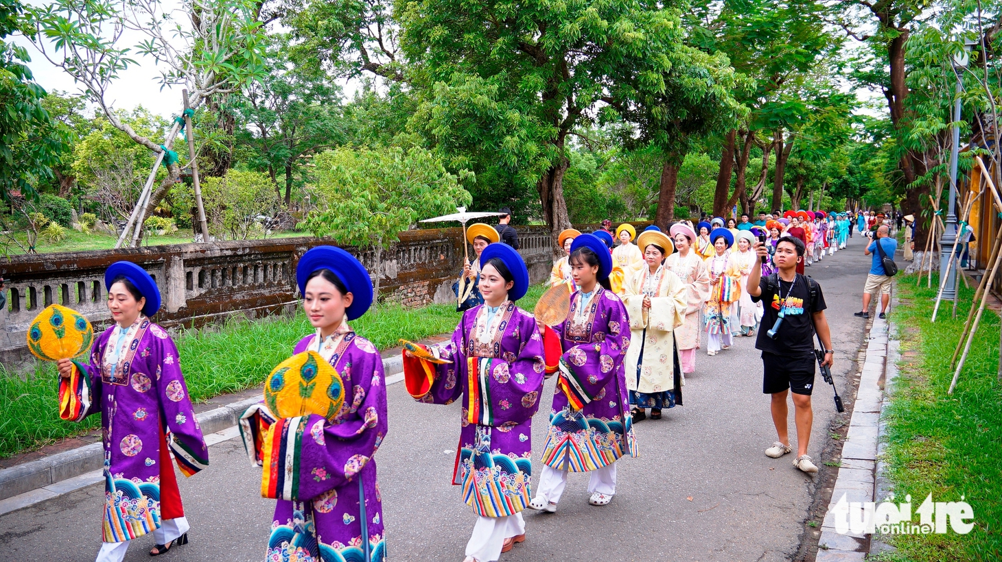 Trường Giang, Hiếu Thứ Hai… cùng bạn trẻ quảng diễn áo dài truyền thống trong Kinh thành Huế - Ảnh 17.