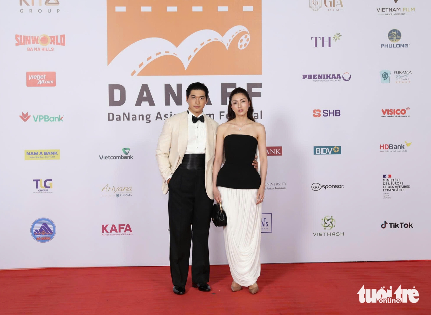 ‘Hoàng hậu cuối cùng’ Tăng Thanh Hà khá căng thẳng trên thảm đỏ DANAFF - Ảnh 2.