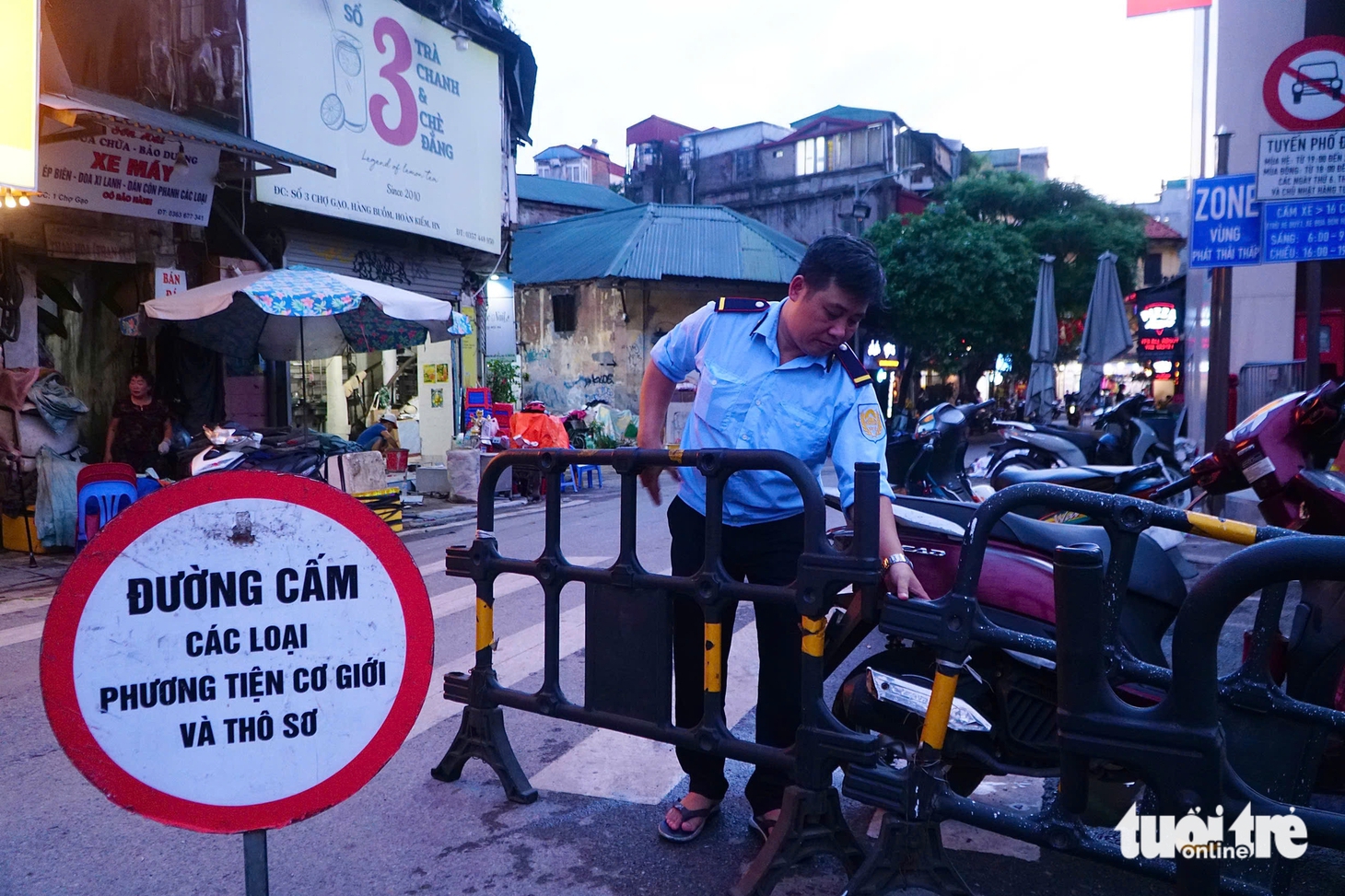 Hà Nội tuần đầu 'kích hoạt' vùng phát thải thấp, nhà trong khu vực cấm phải xuống xe dắt bộ - Ảnh 2.