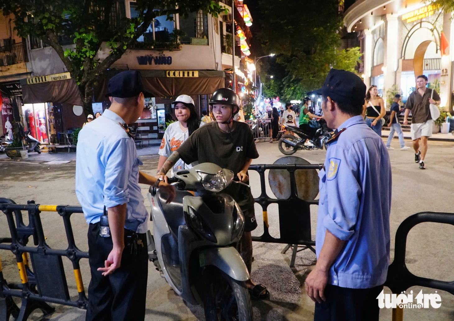 Hà Nội tuần đầu 'kích hoạt' vùng phát thải thấp, nhà trong khu vực cấm phải xuống xe dắt bộ - Ảnh 8.