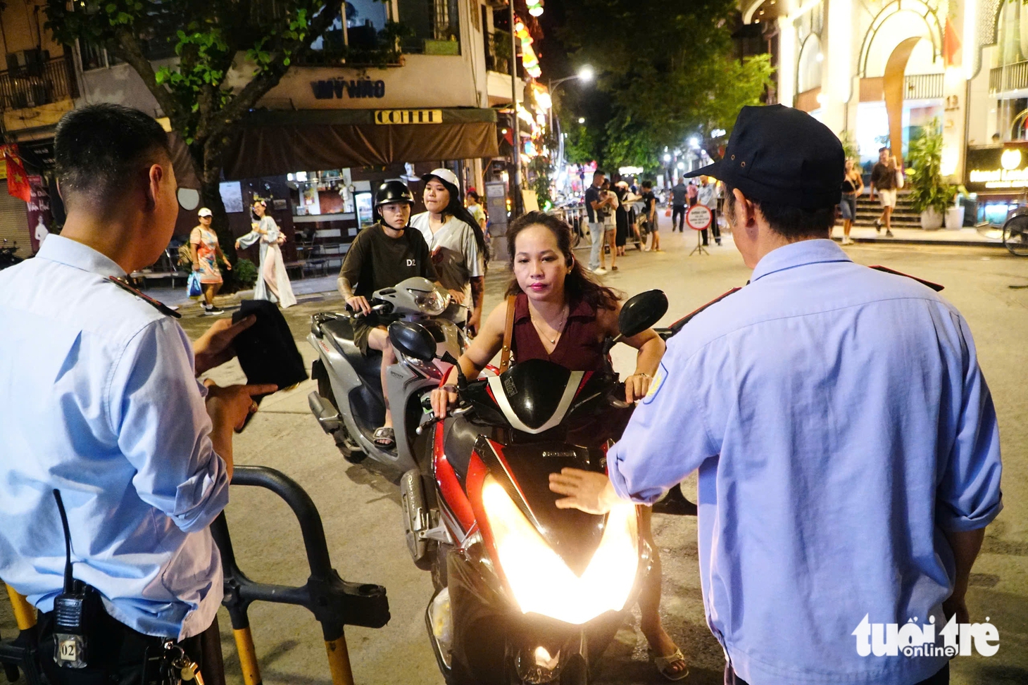Hà Nội tuần đầu 'kích hoạt' vùng phát thải thấp, nhà trong khu vực cấm phải xuống xe dắt bộ - Ảnh 12.