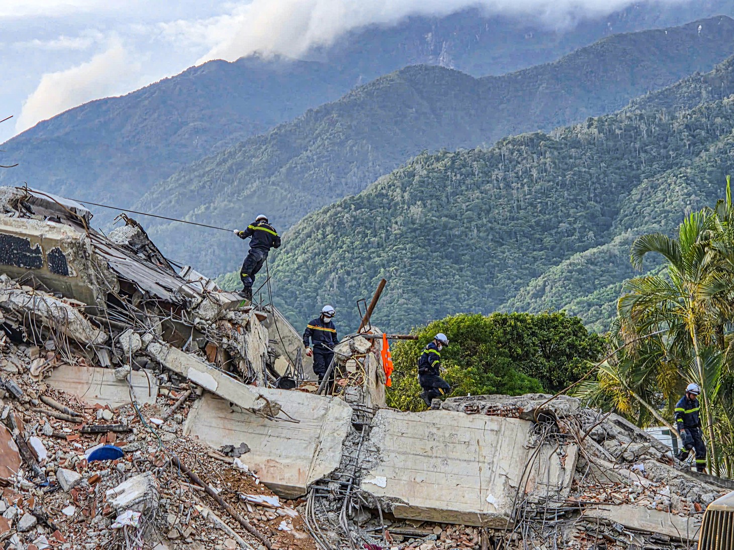 Xuyên đêm tìm kiếm nạn nhân động đất tại Venezuela, đoàn Việt Nam đã đưa 54 thi thể ra khỏi đống đổ nát - Ảnh 5.