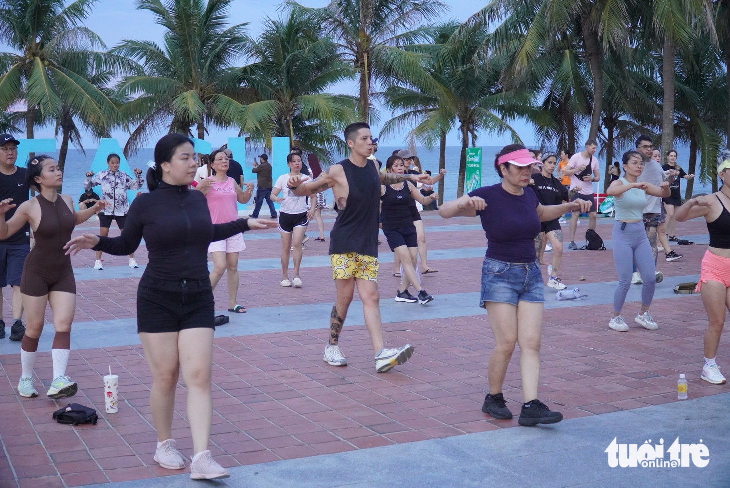 Khách Tây mê mẩn sân khiêu vũ dã chiến bên bờ biển Đà Nẵng - Ảnh 2.