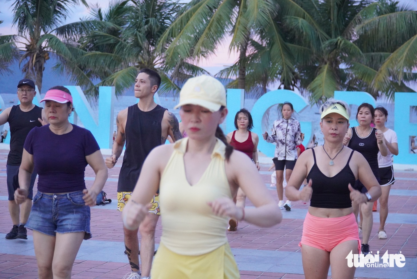 Khách Tây mê mẩn sân khiêu vũ dã chiến bên bờ biển Đà Nẵng - Ảnh 12.