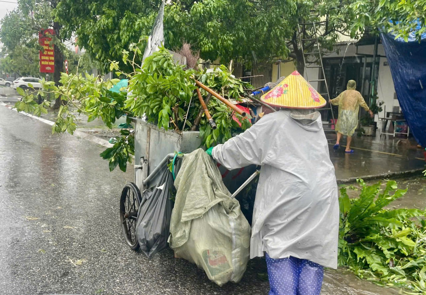 Bão số 1 tàn phá Móng Cái gây thiệt hại nặng nề cho người dân - Ảnh 10.