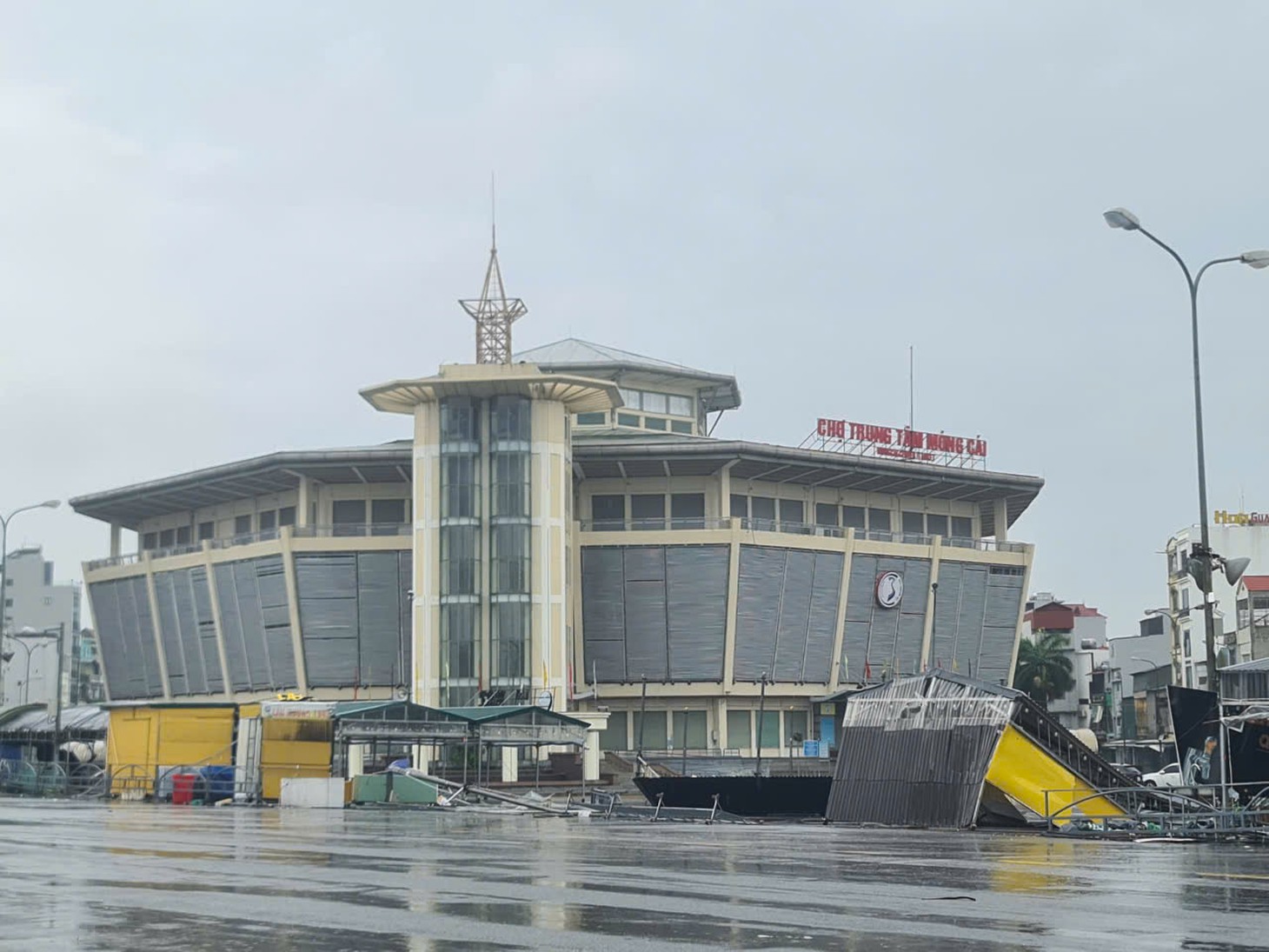 Bão số 1 tàn phá Móng Cái gây thiệt hại nặng nề cho người dân - Ảnh 1.