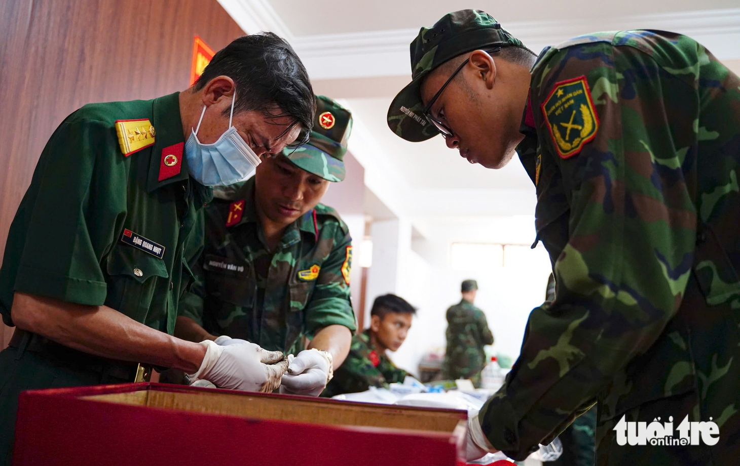 Cận cảnh lấy mẫu ADN và quá trình tìm kiếm hài cốt liệt sĩ tại công viên Lê Thị Riêng - Ảnh 2.