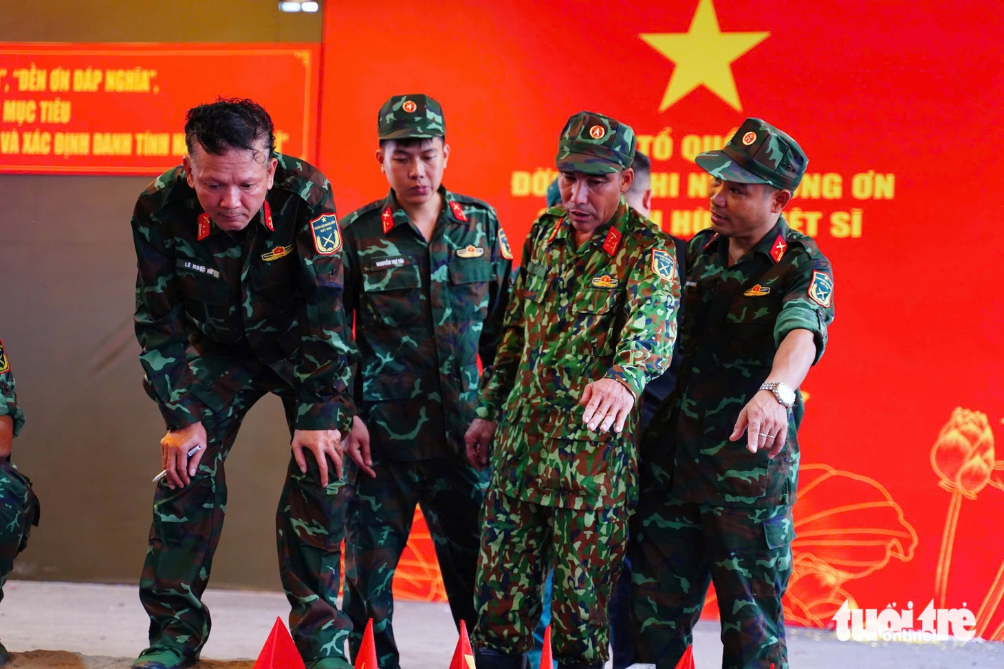 Cận cảnh lấy mẫu ADN và quá trình tìm kiếm hài cốt liệt sĩ tại công viên Lê Thị Riêng - Ảnh 4.