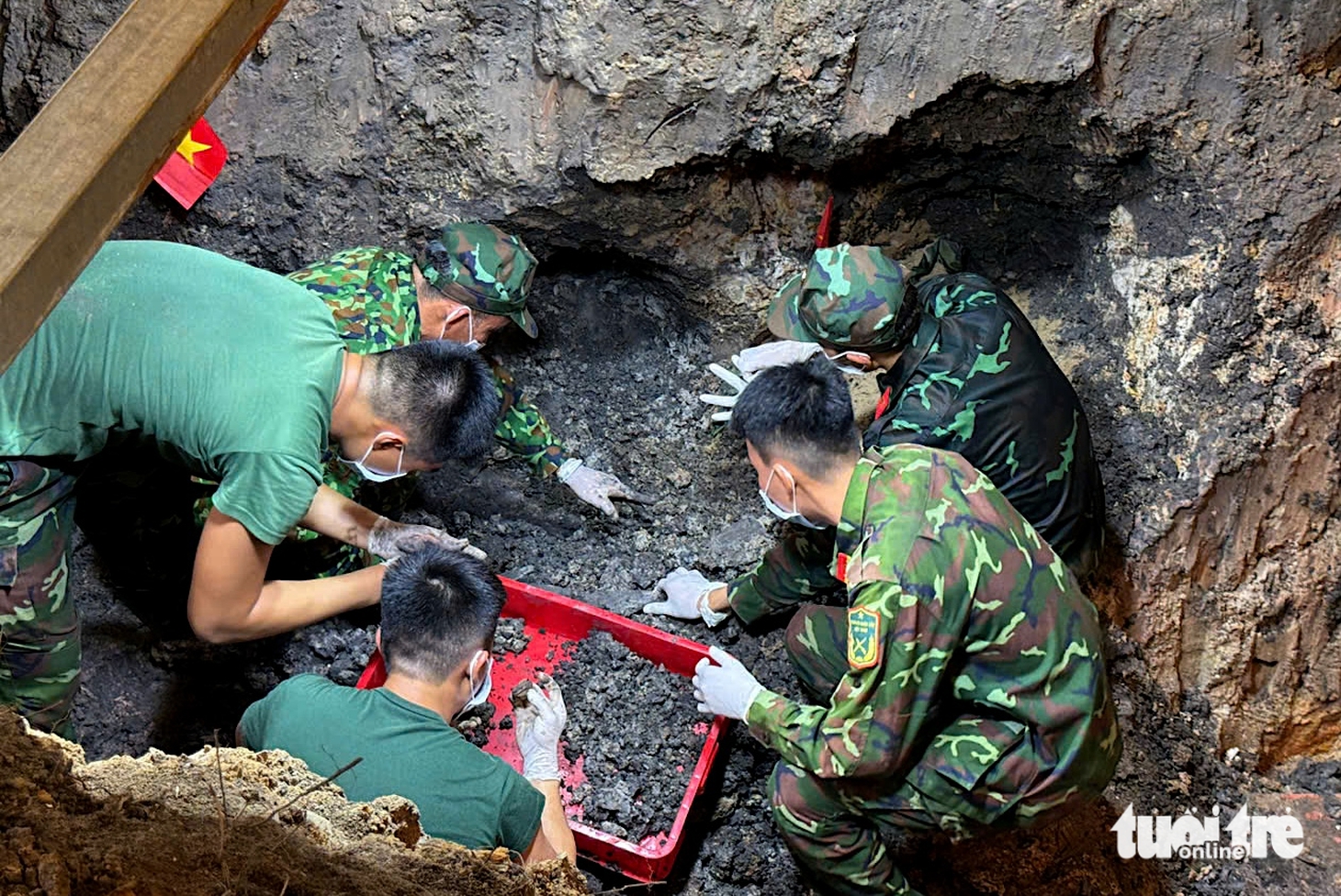 Cận cảnh lấy mẫu ADN và quá trình tìm kiếm hài cốt liệt sĩ tại công viên Lê Thị Riêng - Ảnh 5.
