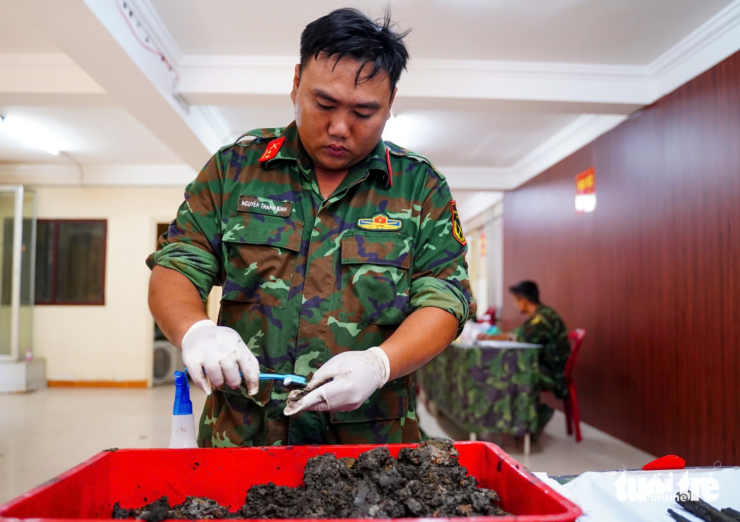 Cận cảnh lấy mẫu ADN và quá trình tìm kiếm hài cốt liệt sĩ tại công viên Lê Thị Riêng - Ảnh 7.