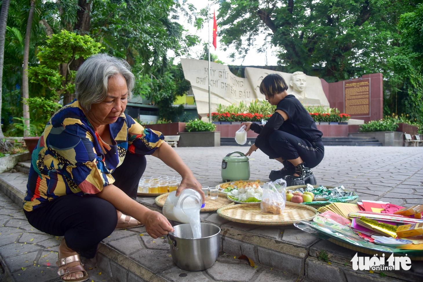 Người dân TP.HCM dâng lễ, thắp hương tri ân các anh hùng liệt sĩ tại Công viên Lê Thị Riêng - Ảnh 1.
