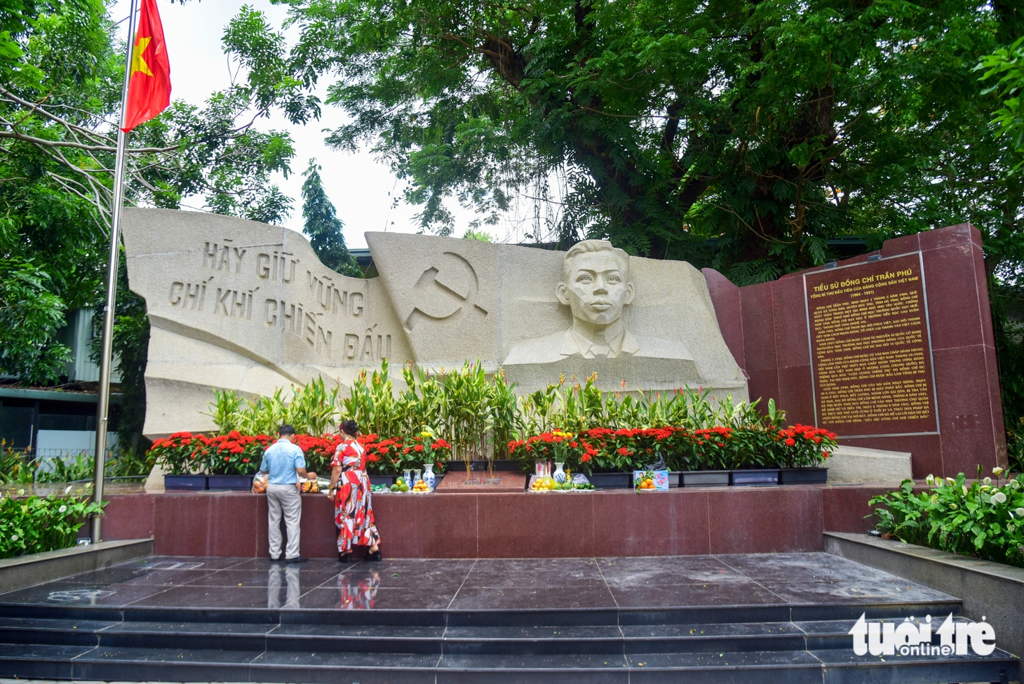 Người dân TP.HCM dâng lễ, thắp hương tri ân các anh hùng liệt sĩ tại Công viên Lê Thị Riêng - Ảnh 2.