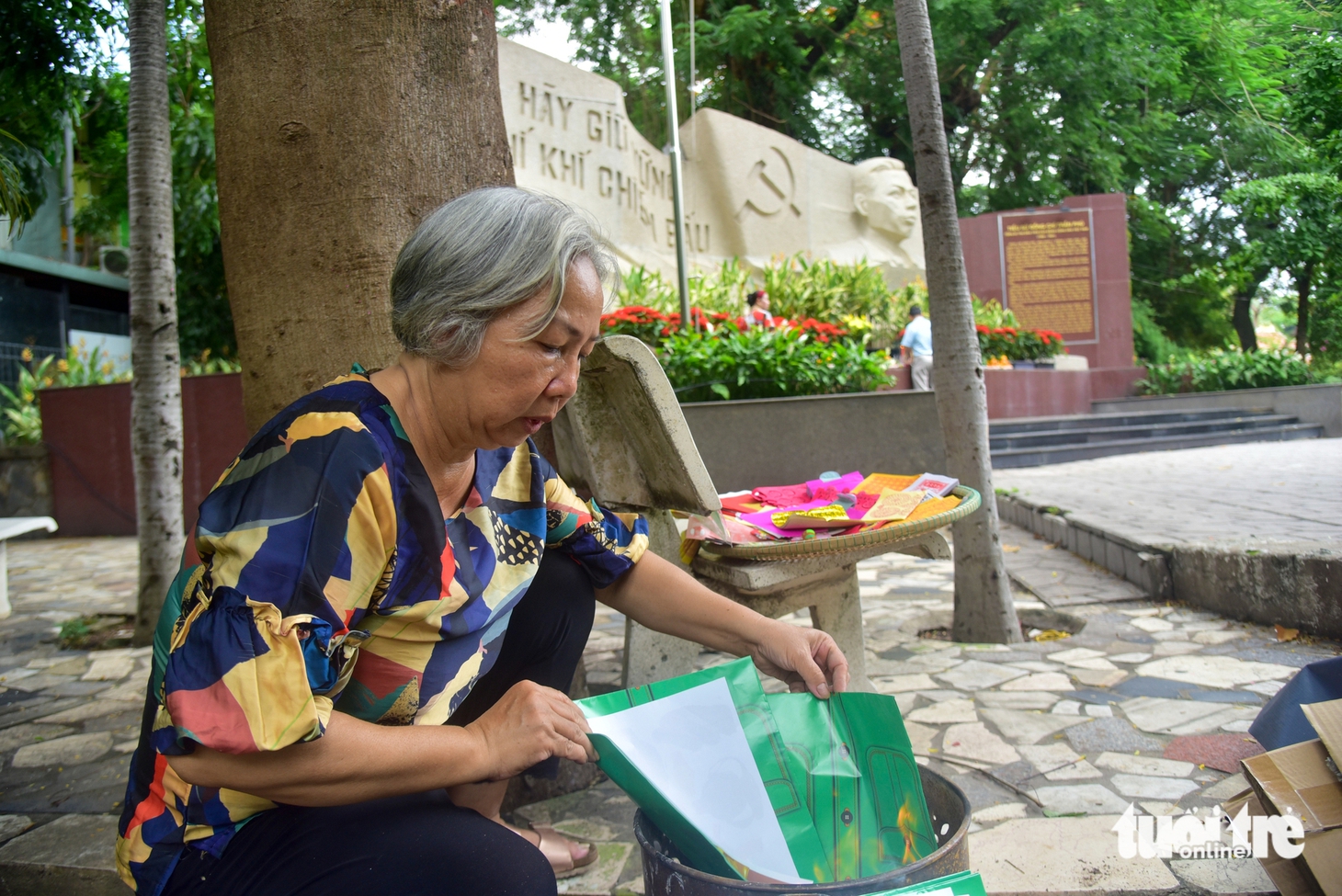Người dân TP.HCM dâng lễ, thắp hương tri ân các anh hùng liệt sĩ tại Công viên Lê Thị Riêng - Ảnh 8.