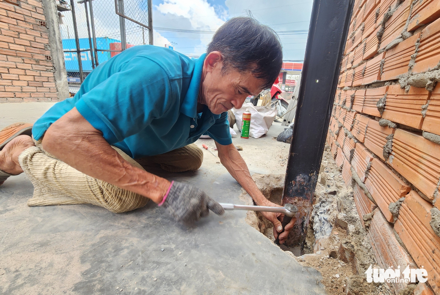 Người dân ở Bình Chánh tháo dỡ nhà, giao mặt bằng dự án mở rộng quốc lộ 1 - Ảnh 2.
