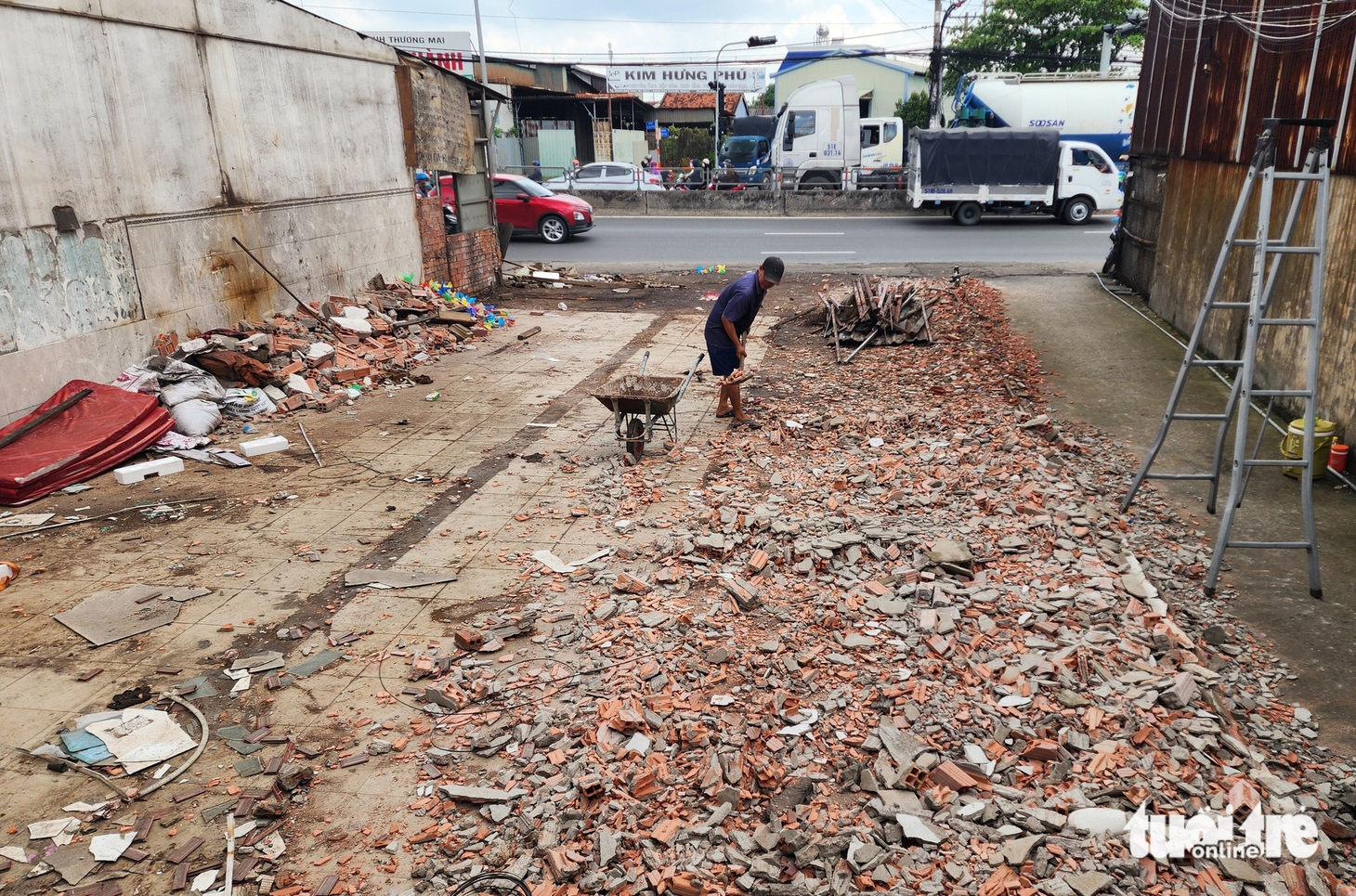 Người dân ở Bình Chánh tháo dỡ nhà, giao mặt bằng dự án mở rộng quốc lộ 1 - Ảnh 7.