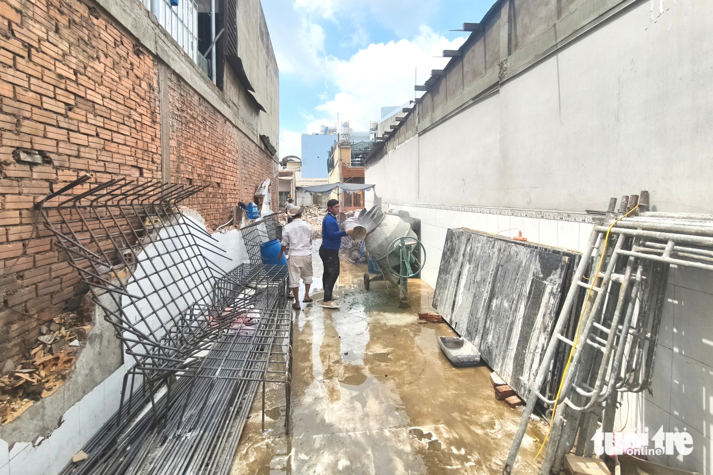 Người dân ở Bình Chánh tháo dỡ nhà, giao mặt bằng dự án mở rộng quốc lộ 1 - Ảnh 8.