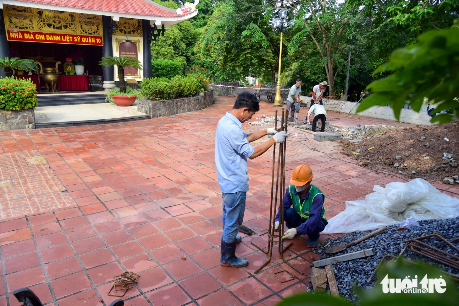 Đào đất móng trụ, chuẩn bị di dời bia tưởng niệm anh hùng liệt sĩ ở công viên Lê Thị Riêng - Ảnh 2.