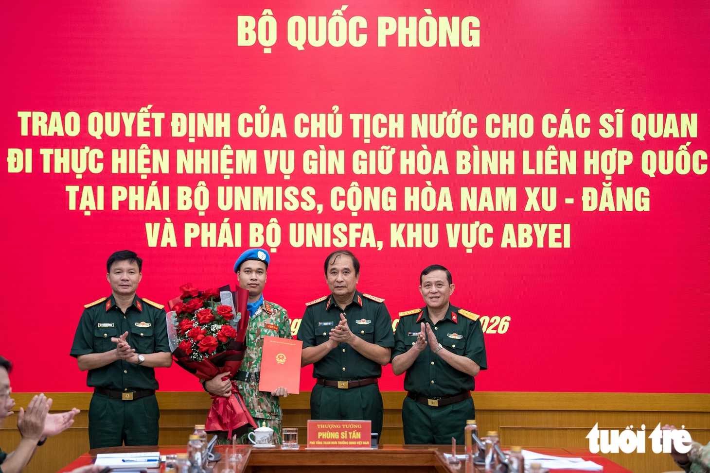 Trao quyết định của Chủ tịch nước, quyết định của Bộ trưởng Bộ Quốc phòng cho sĩ quan đi thực hiện nhiệm vụ gìn giữ hoà bình - Ảnh 3.