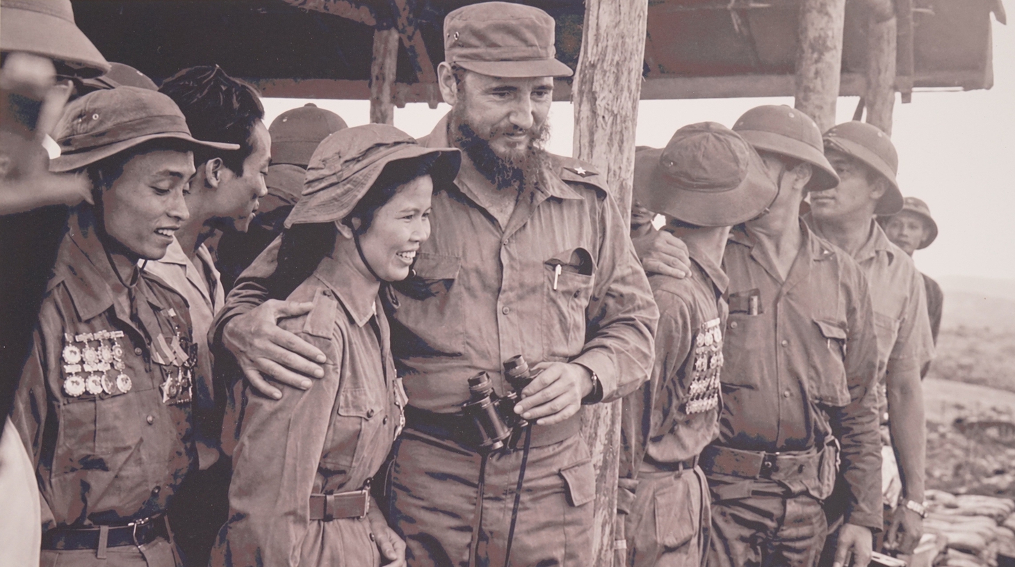 Những hình ảnh quý từ Cuba, Chủ tịch Fidel Castro chặt mía, đọc sách giữa núi rừng - Ảnh 6.