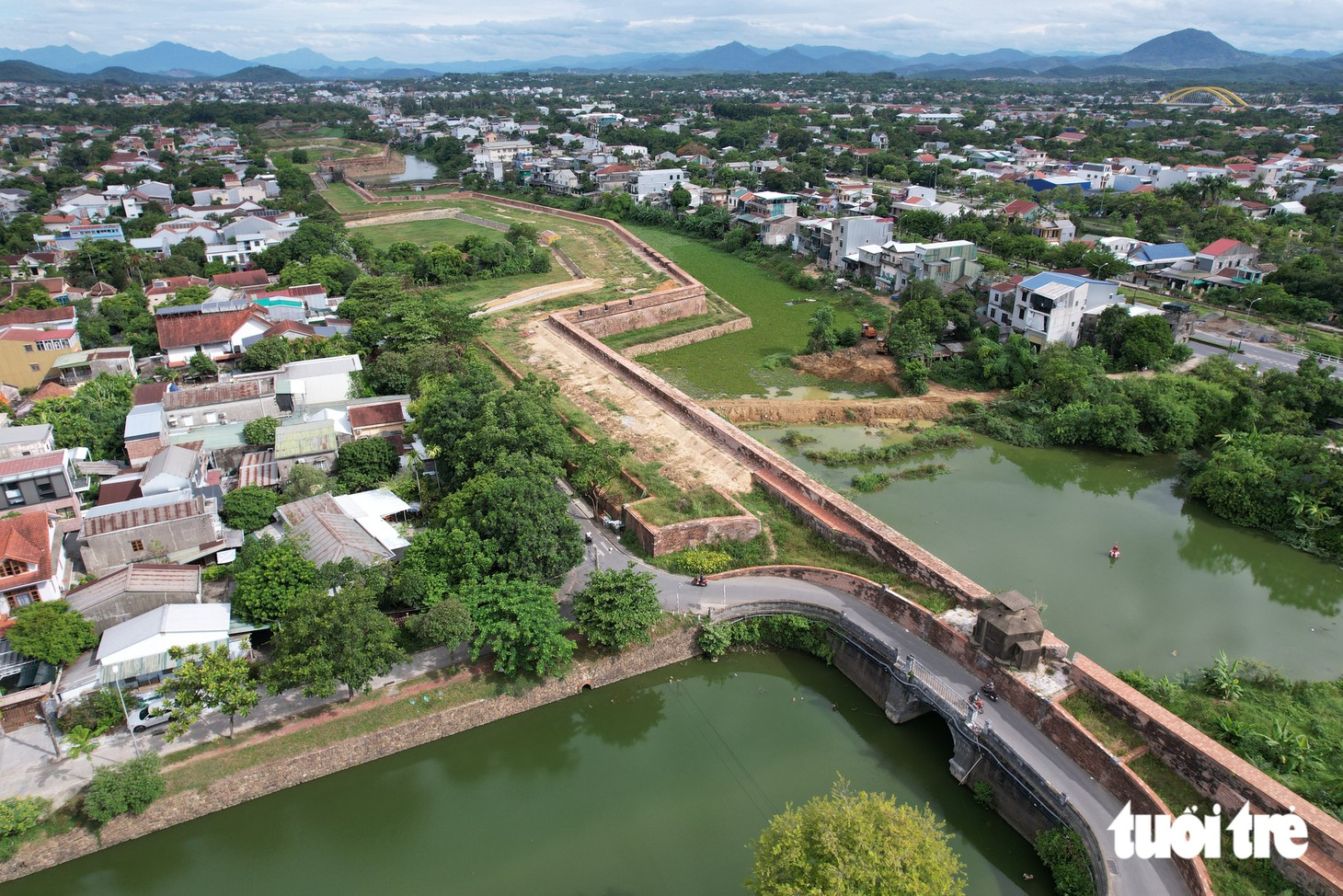 Cận cảnh bộ đội công binh tháo dỡ lô cốt quân sự nằm trong Kinh thành Huế - Ảnh 10.