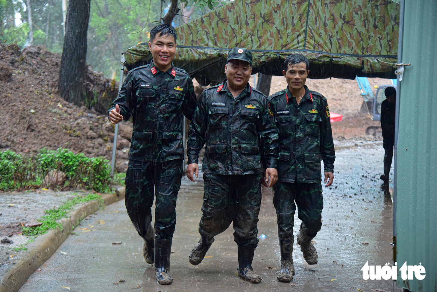 Miệt mài dưới trời mưa tìm hài cốt liệt sĩ trong hố chôn thứ hai tại công viên Lê Thị Riêng - Ảnh 5.