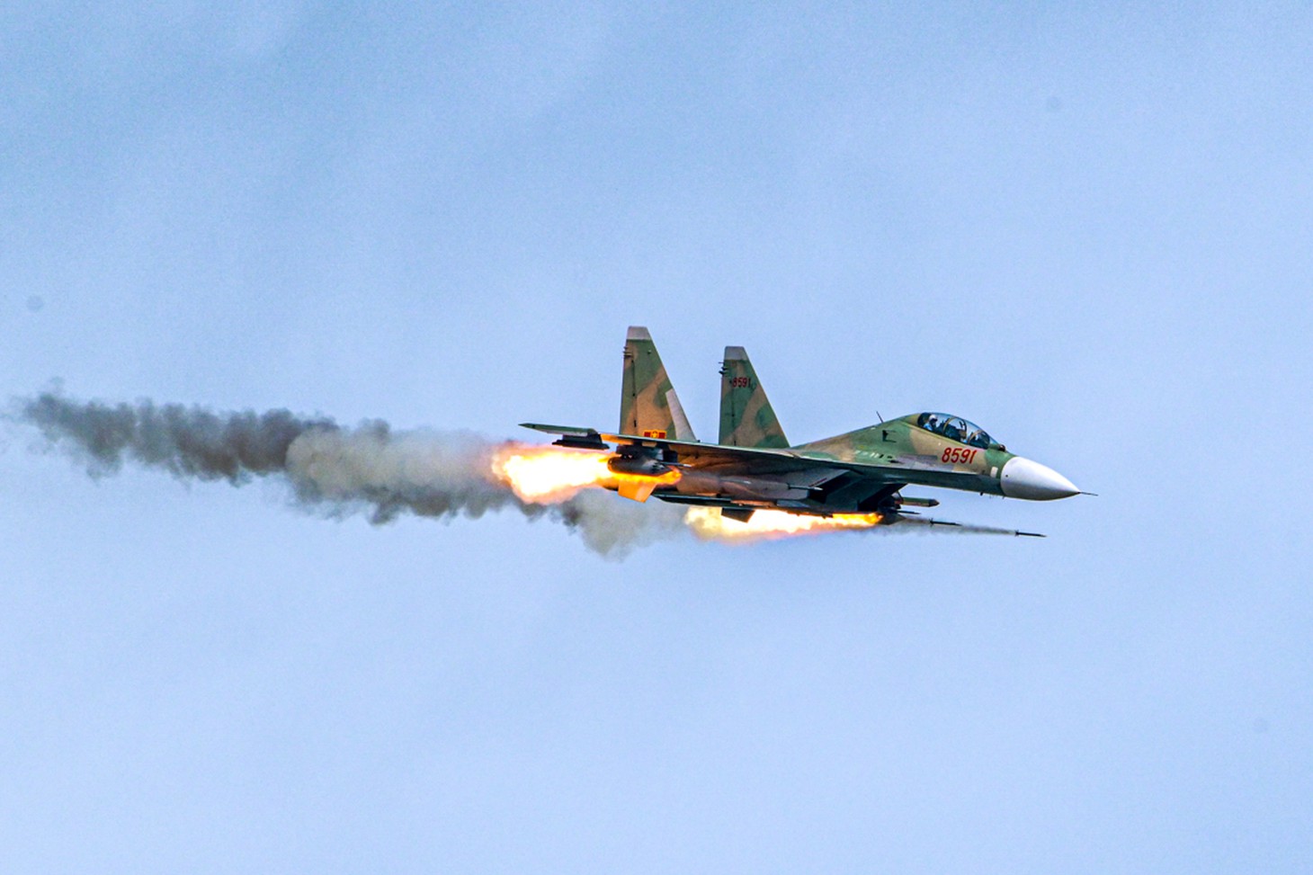 Xem tiêm kích Su-30MK2, Su-27, trực thăng diễn tập bắn, ném bom đạn thật - Ảnh 1.