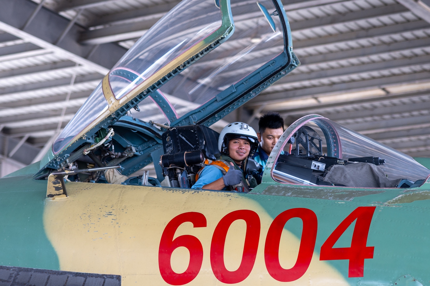 Xem tiêm kích Su-30MK2, Su-27, trực thăng diễn tập bắn, ném bom đạn thật - Ảnh 3.