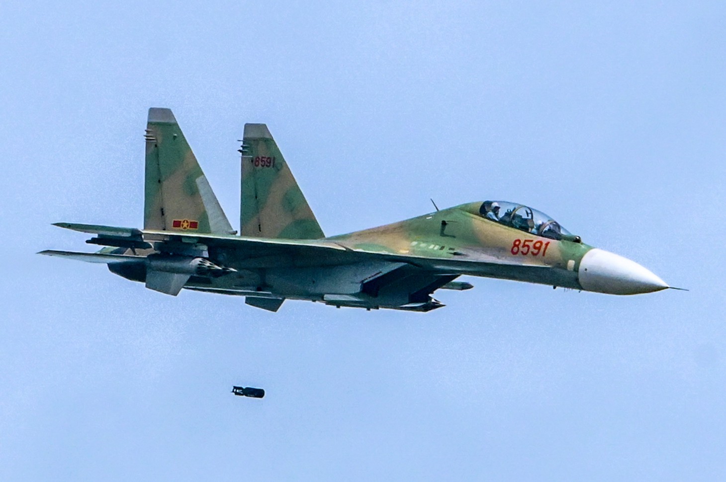 Xem tiêm kích Su-30MK2, Su-27, trực thăng diễn tập bắn, ném bom đạn thật - Ảnh 5.