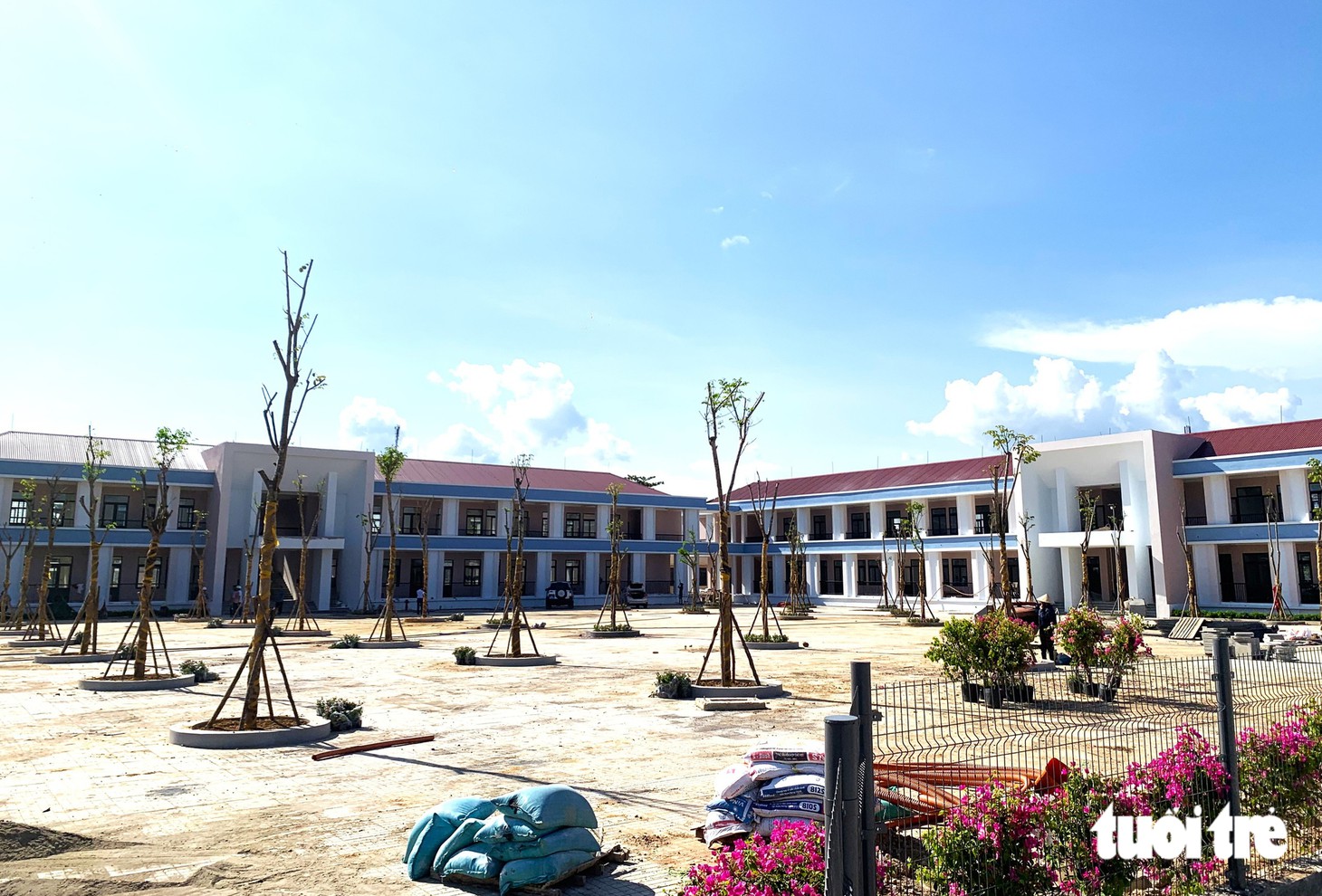 Tăng tốc thi công nước rút hai công trình trường nội trú vùng biên ở Hà Tĩnh - Ảnh 1.