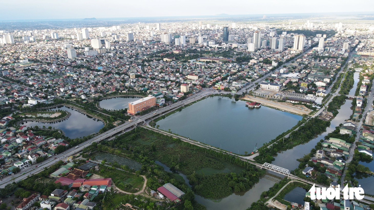 Toàn cảnh hồ nước có nhà hàng nổi hoang tàn ở Nghệ An sắp được 'lên đời' - Ảnh 1.