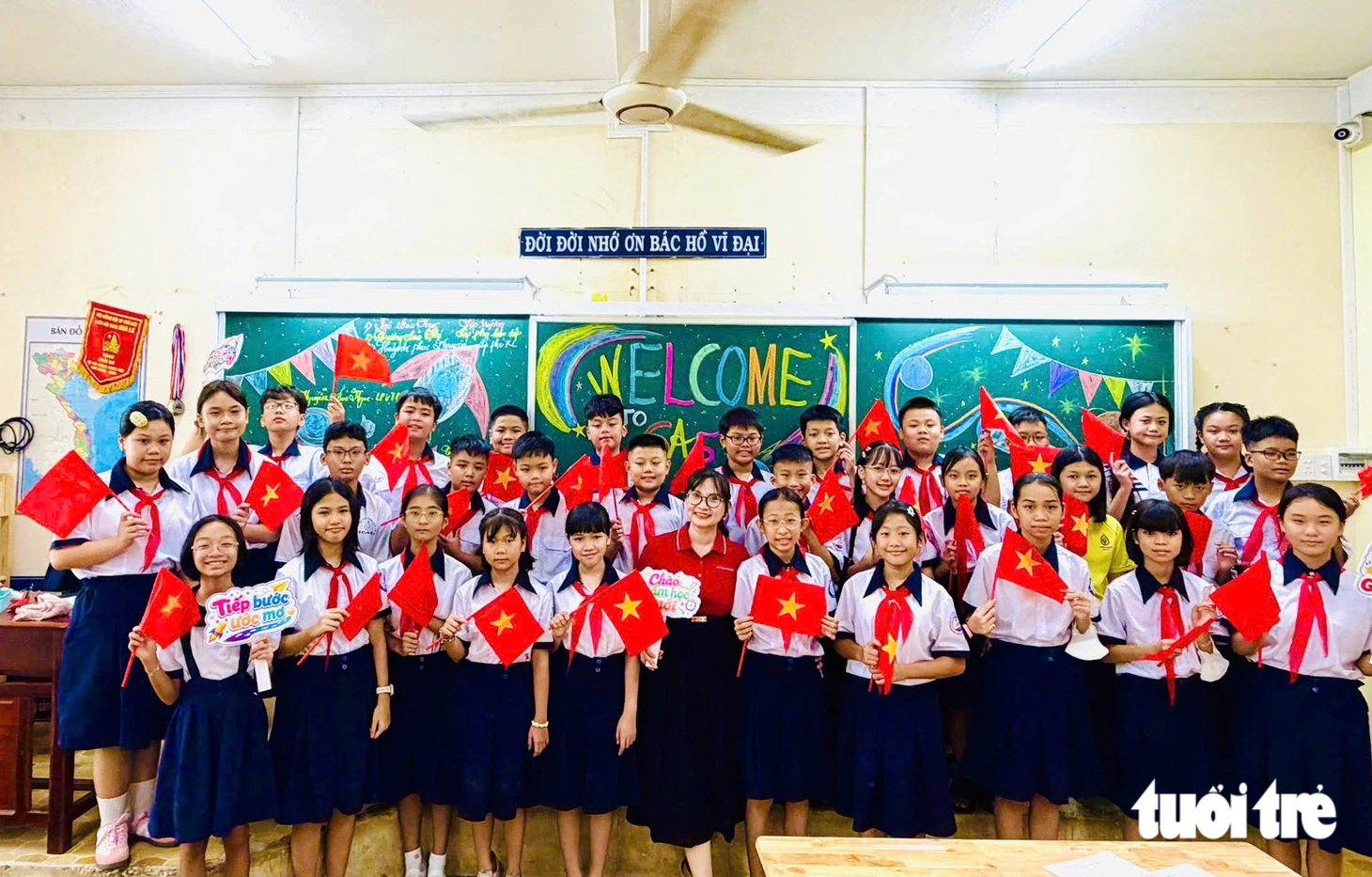 TP.HCM: Rộn ràng ngày tựu trường của học sinh lớp 1, sẵn sàng đón đầu xu hướng AI - Ảnh 2.