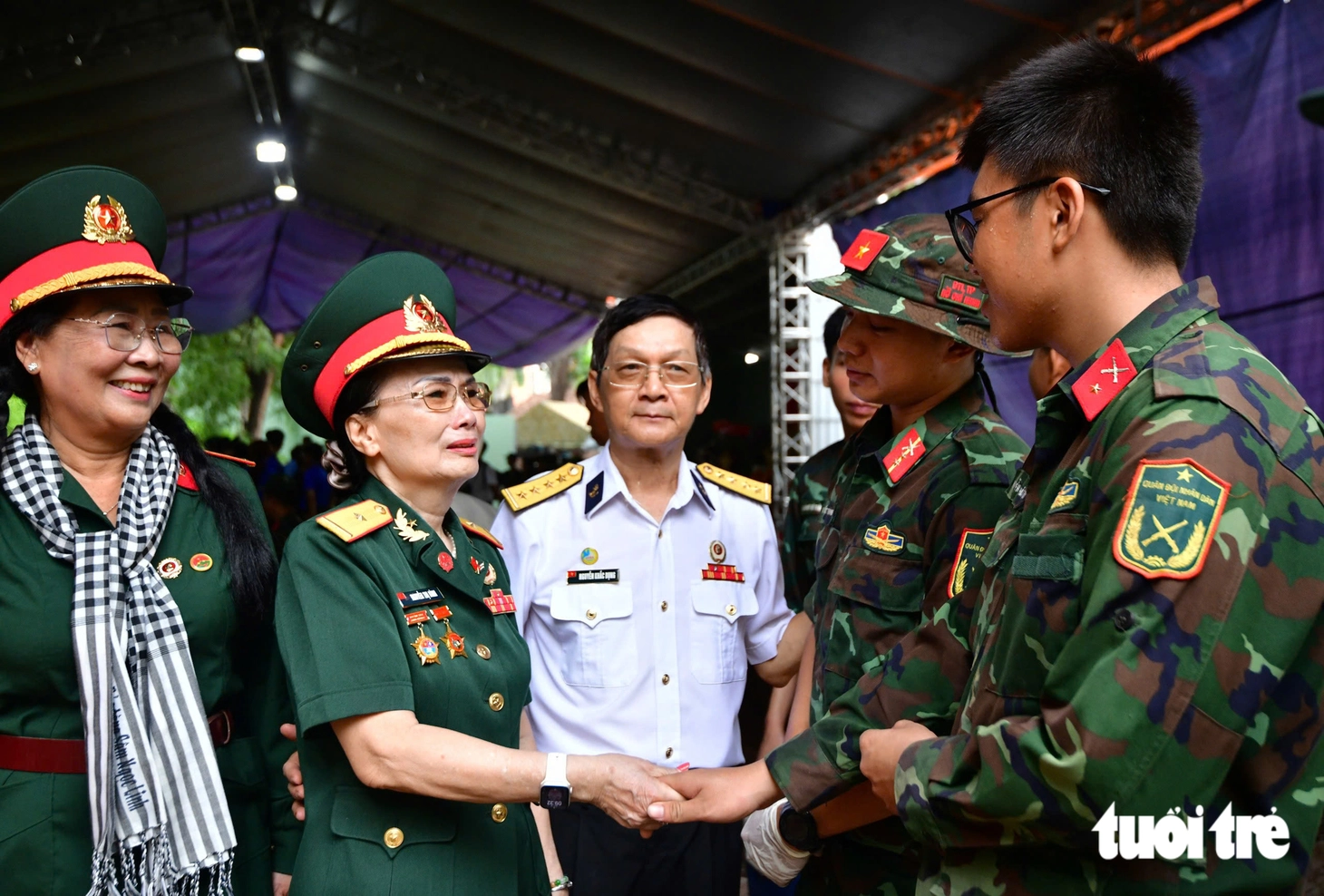'Đón anh về mà dòng lệ trào dâng' - Ảnh 11.