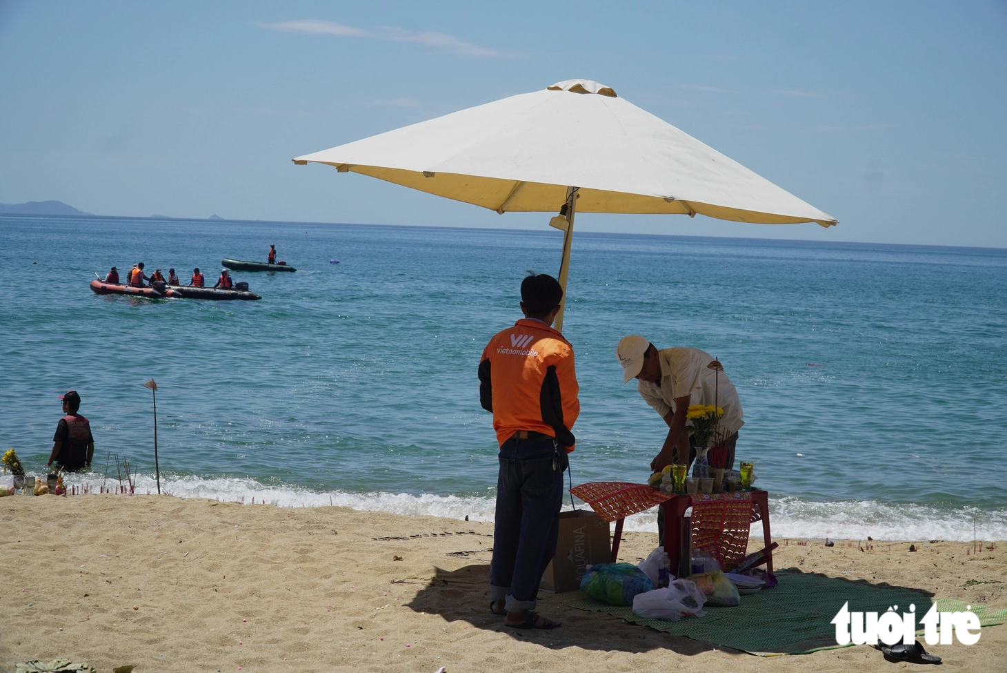 10 ngày ngóng con rơi xuống biển ở Mũi Nghê: Nằm viện vì rắn cắn, phơi mình trên bãi cát vì con - Ảnh 2.