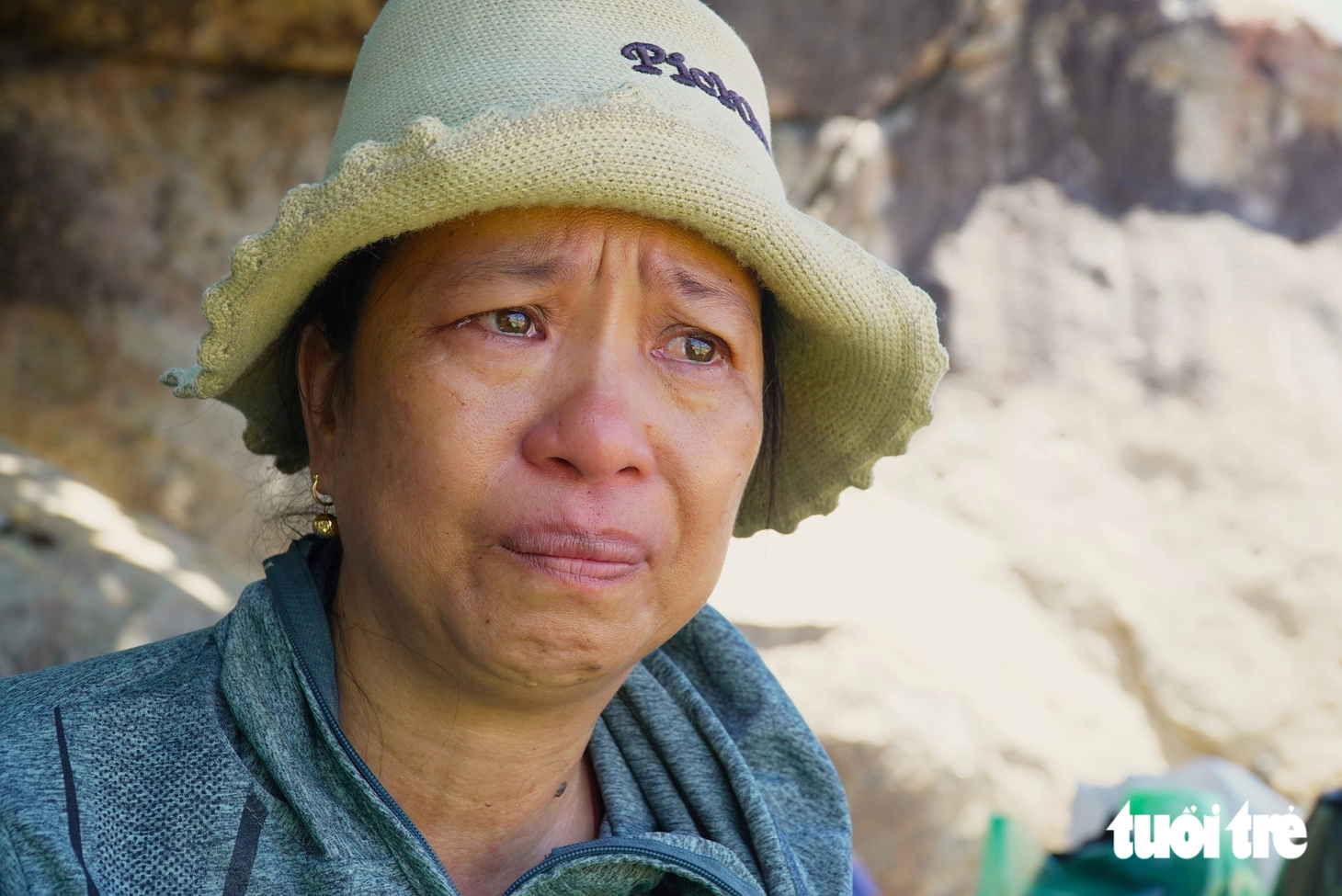 10 ngày ngóng con rơi xuống biển ở Mũi Nghê: Nằm viện vì rắn cắn, phơi mình trên bãi cát vì con - Ảnh 4.