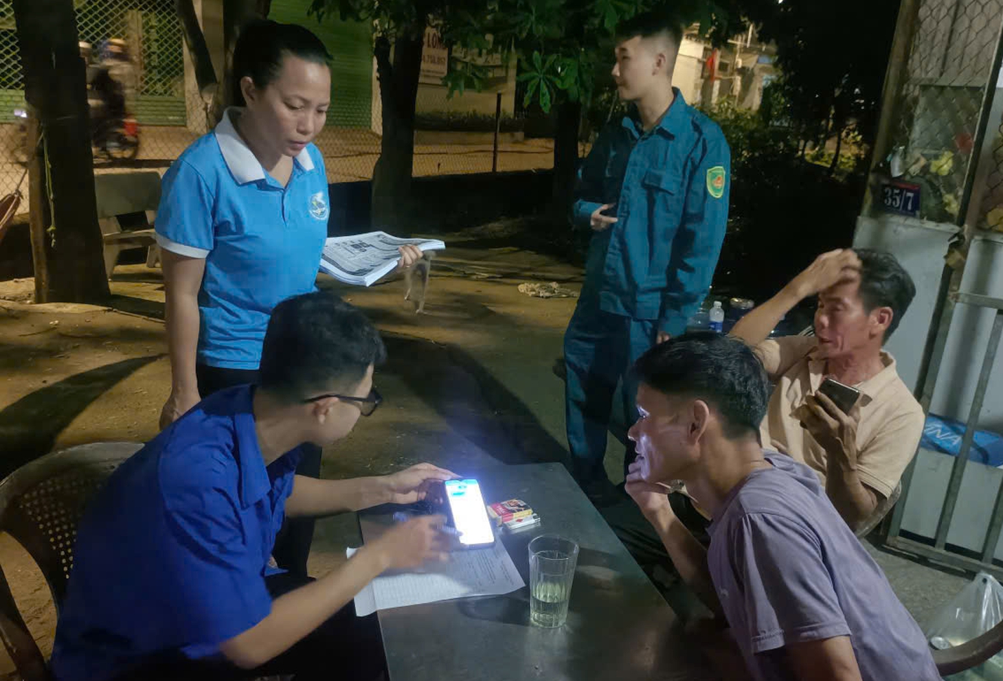 Bình dân học vụ số đưa kỹ năng số đến từng nhà dân tại TP . HCM - Ảnh 2.