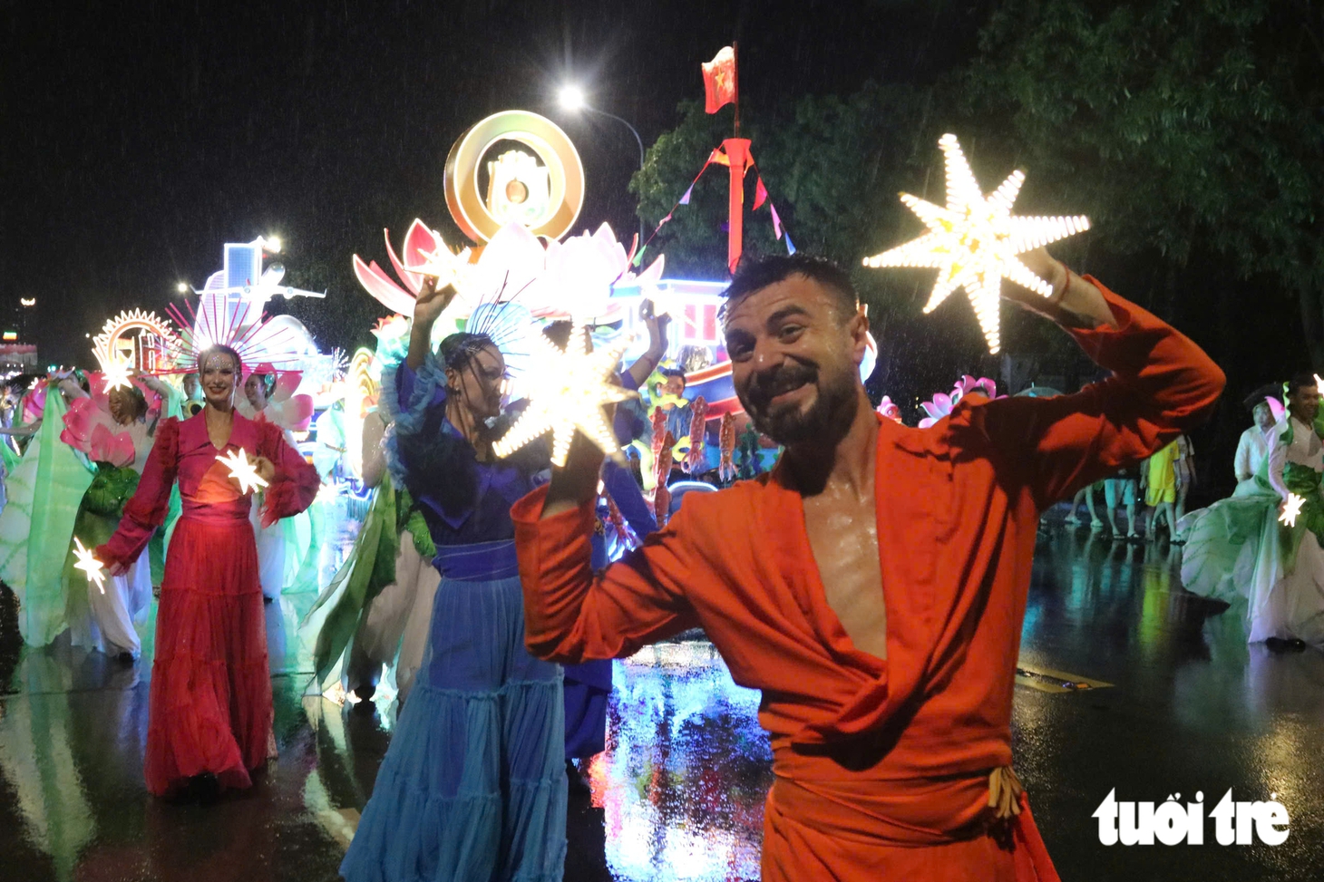 'Biển người' đội mưa xem lễ hội carnival lớn nhất Nghệ An - Ảnh 1.