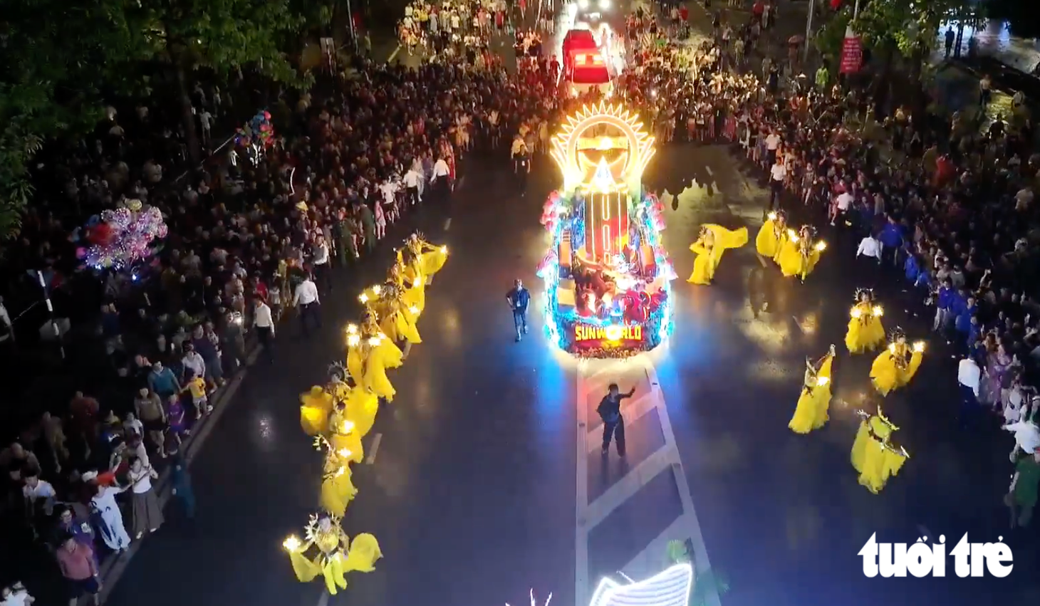 'Biển người' đội mưa xem lễ hội carnival lớn nhất Nghệ An - Ảnh 3.