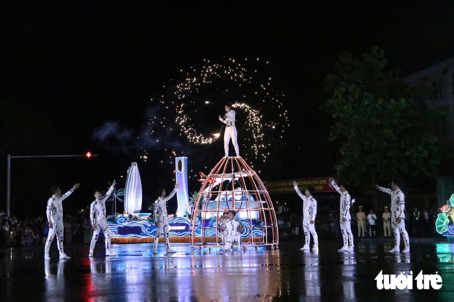 'Biển người' đội mưa xem lễ hội carnival lớn nhất Nghệ An - Ảnh 5.