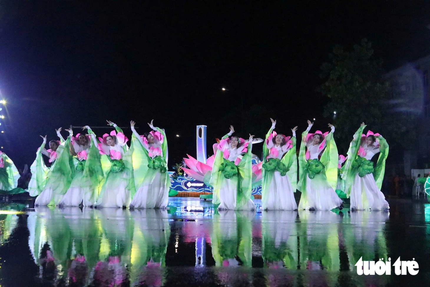 'Biển người' đội mưa xem lễ hội carnival lớn nhất Nghệ An - Ảnh 9.