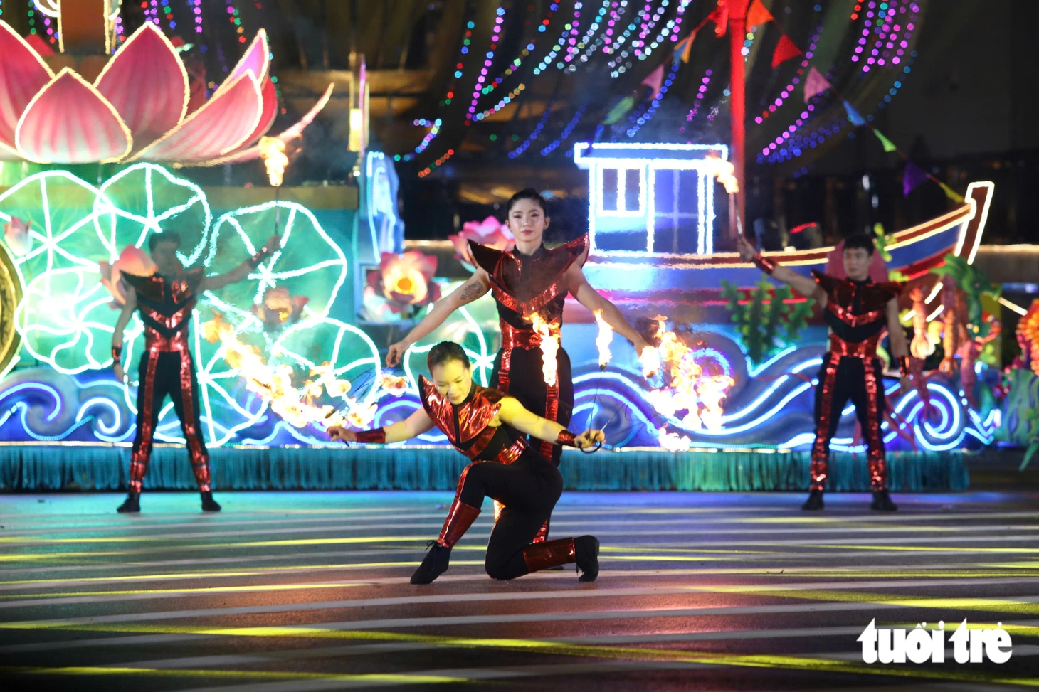 'Biển người' đội mưa xem lễ hội carnival lớn nhất Nghệ An - Ảnh 10.