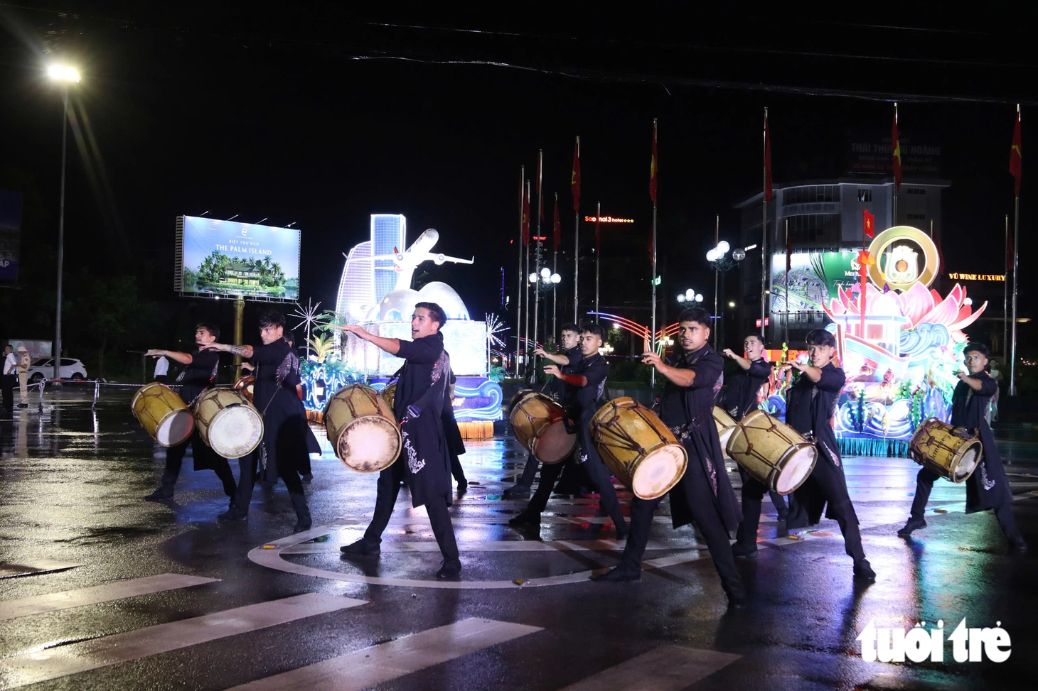 'Biển người' đội mưa xem lễ hội carnival lớn nhất Nghệ An - Ảnh 11.
