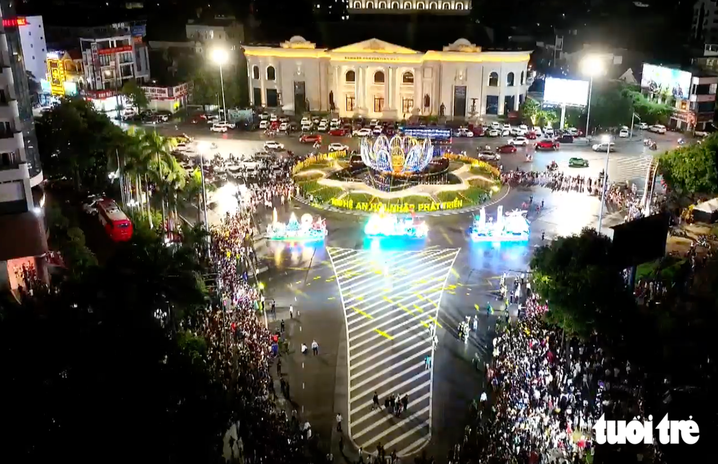 'Biển người' đội mưa xem lễ hội carnival lớn nhất Nghệ An - Ảnh 12.